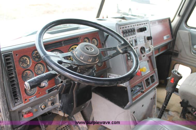 image for item L4458 1997 Mack CH613 semi truck