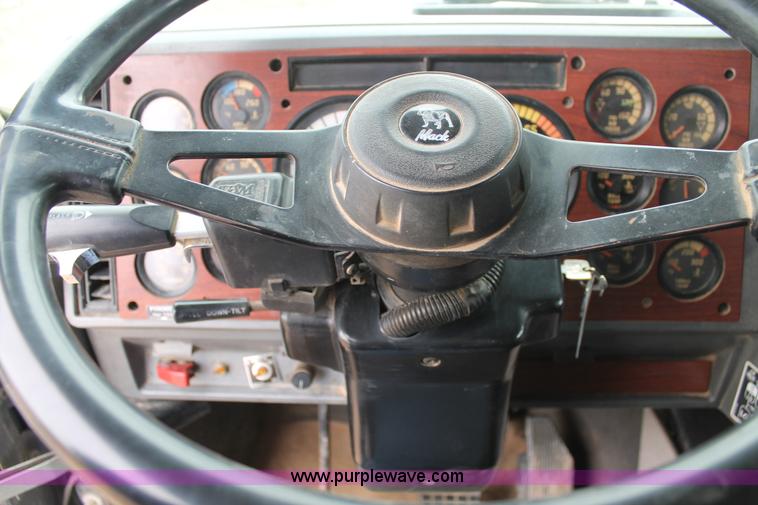 image for item L4458 1997 Mack CH613 semi truck