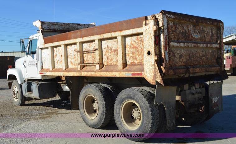 image for item L4501 1989 International F2554 dump truck