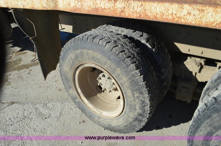 image for item L4501 1989 International F2554 dump truck