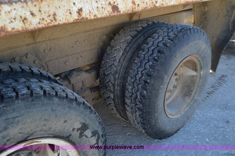 image for item L4501 1989 International F2554 dump truck