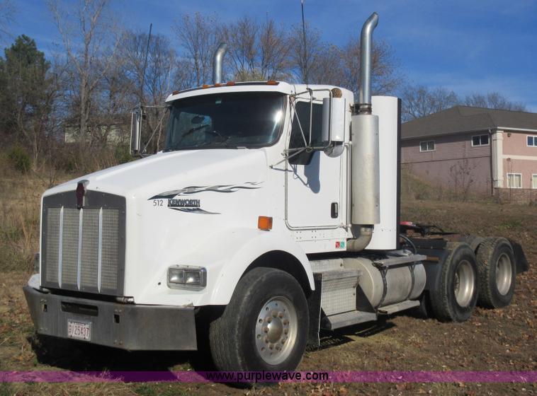 image for item L4531 2004 Kenworth T800 semi truck