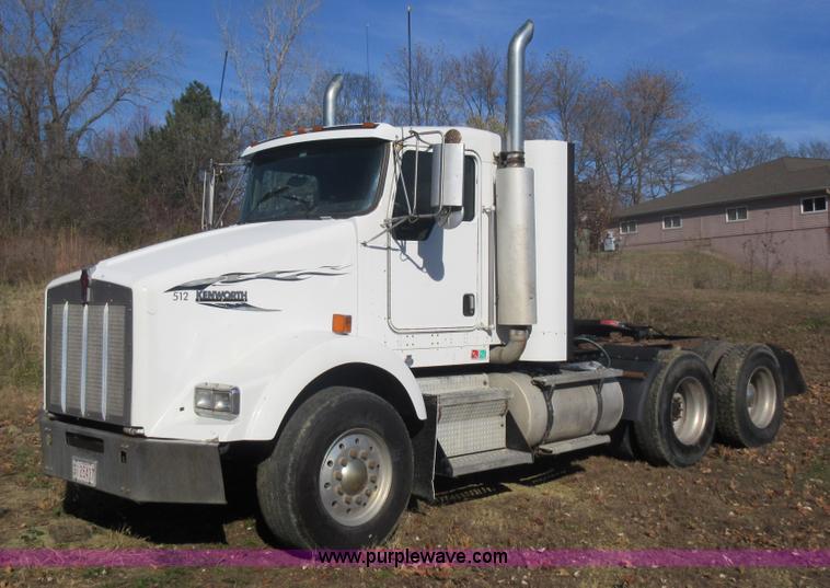 image for item L4531 2004 Kenworth T800 semi truck