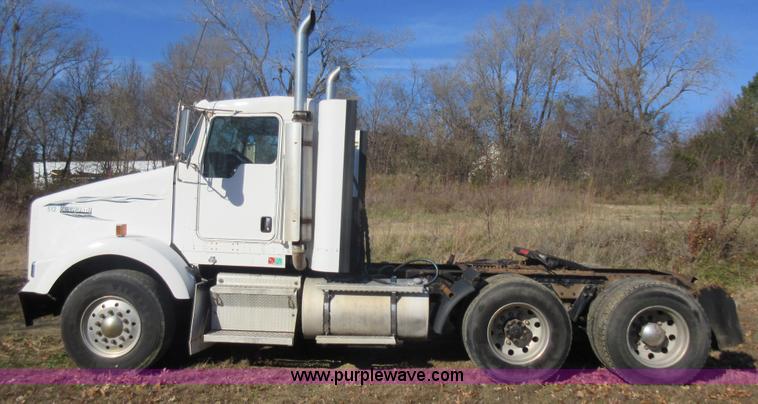 image for item L4531 2004 Kenworth T800 semi truck