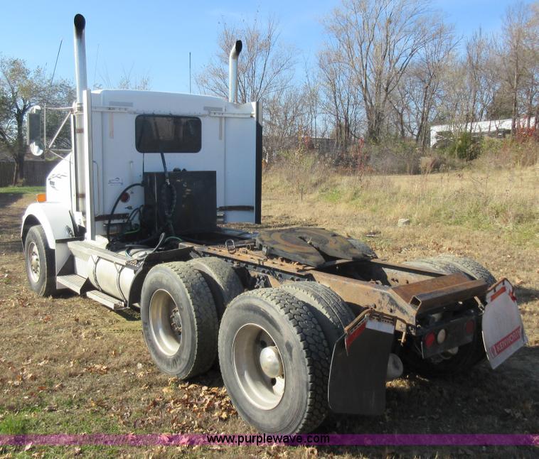 image for item L4531 2004 Kenworth T800 semi truck