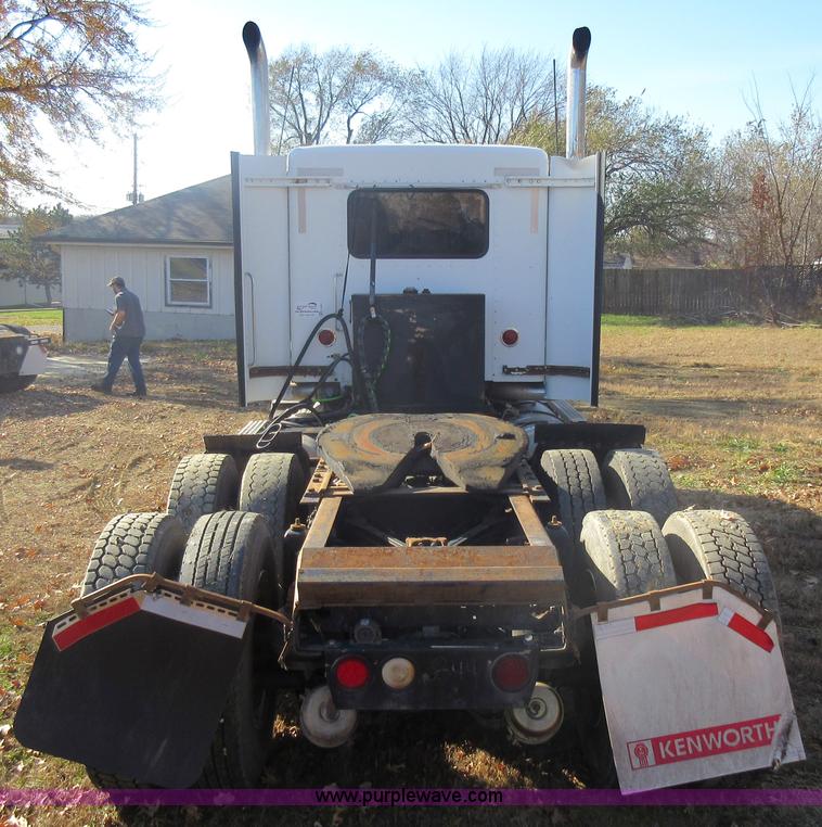 image for item L4531 2004 Kenworth T800 semi truck