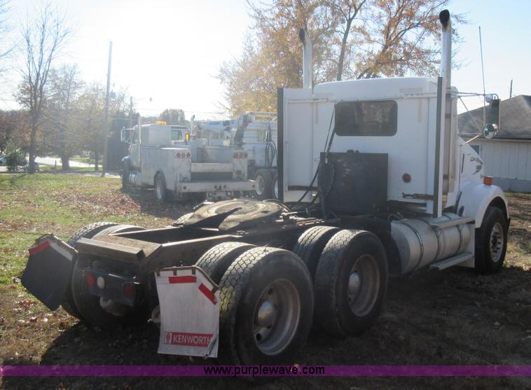image for item L4531 2004 Kenworth T800 semi truck
