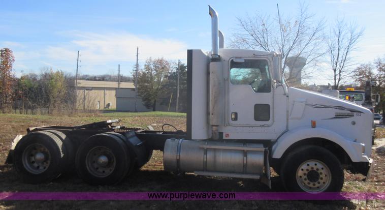image for item L4531 2004 Kenworth T800 semi truck