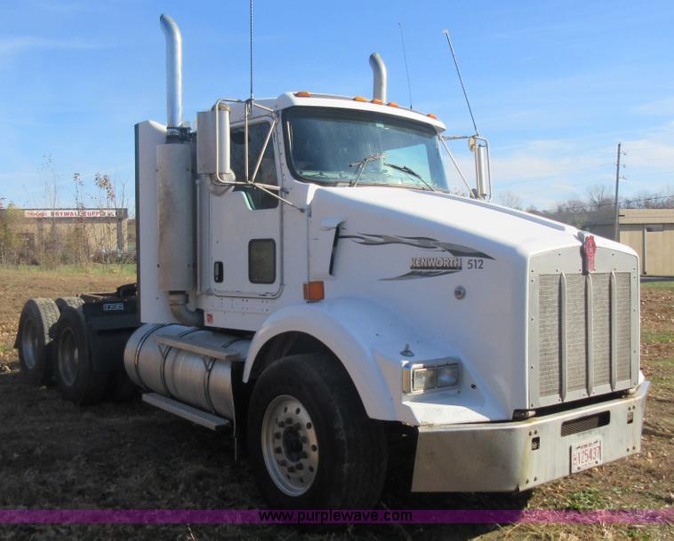 image for item L4531 2004 Kenworth T800 semi truck