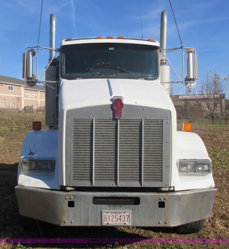 image for item L4531 2004 Kenworth T800 semi truck