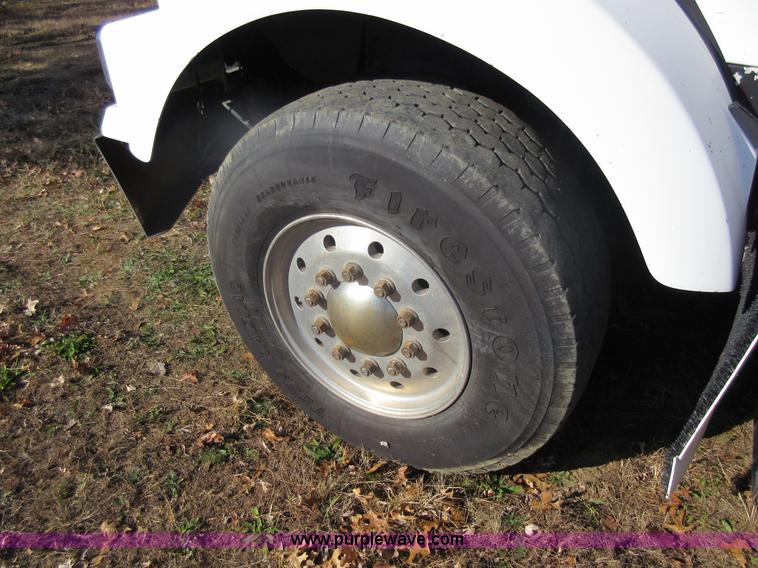 image for item L4531 2004 Kenworth T800 semi truck