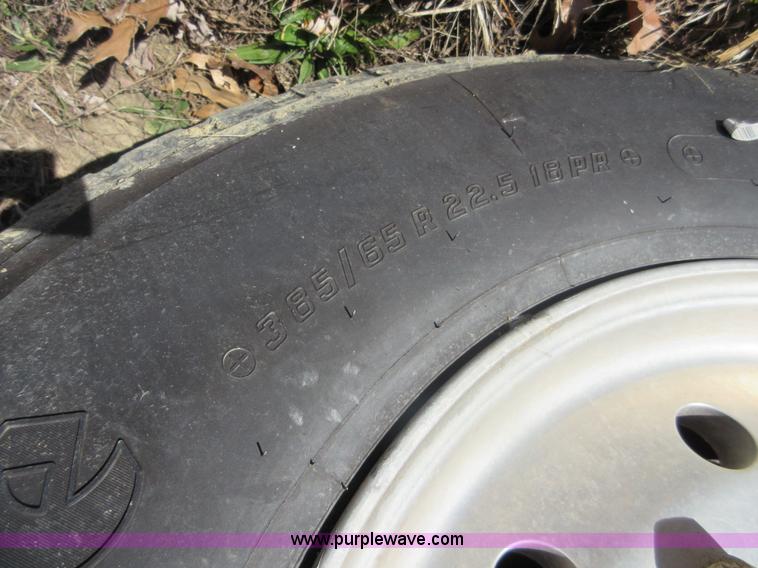 image for item L4531 2004 Kenworth T800 semi truck