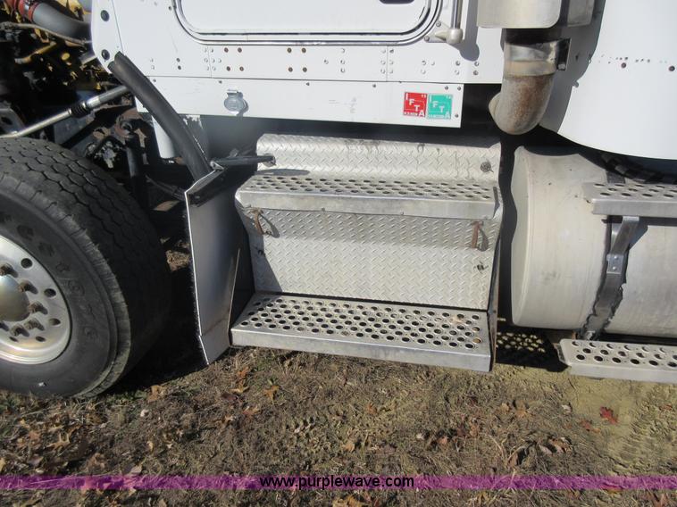 image for item L4531 2004 Kenworth T800 semi truck