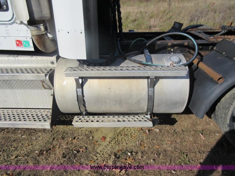 image for item L4531 2004 Kenworth T800 semi truck