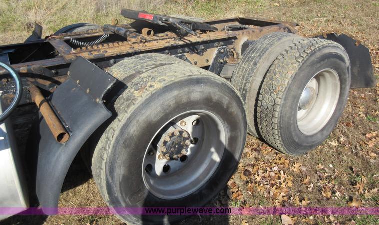 image for item L4531 2004 Kenworth T800 semi truck