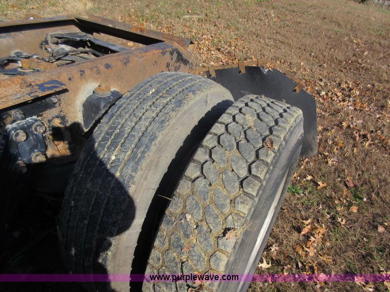 image for item L4531 2004 Kenworth T800 semi truck