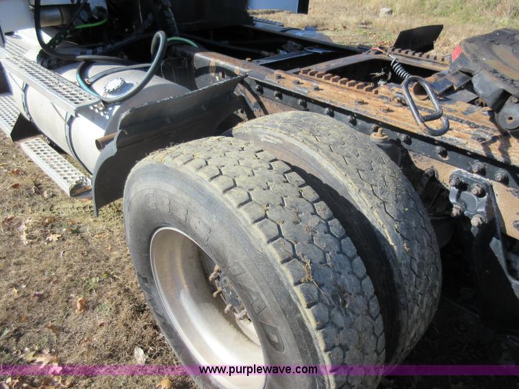 image for item L4531 2004 Kenworth T800 semi truck