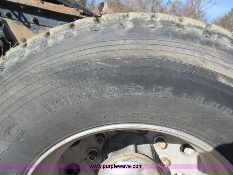 image for item L4531 2004 Kenworth T800 semi truck