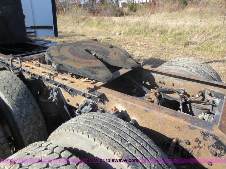 image for item L4531 2004 Kenworth T800 semi truck