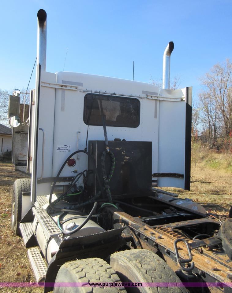 image for item L4531 2004 Kenworth T800 semi truck