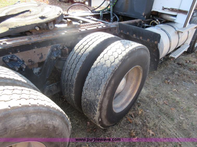 image for item L4531 2004 Kenworth T800 semi truck