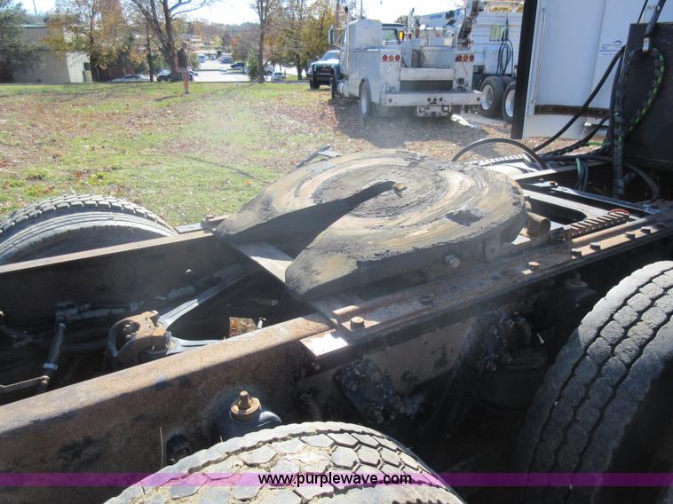 image for item L4531 2004 Kenworth T800 semi truck