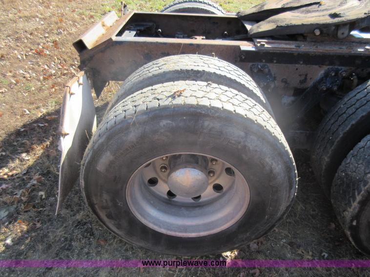 image for item L4531 2004 Kenworth T800 semi truck