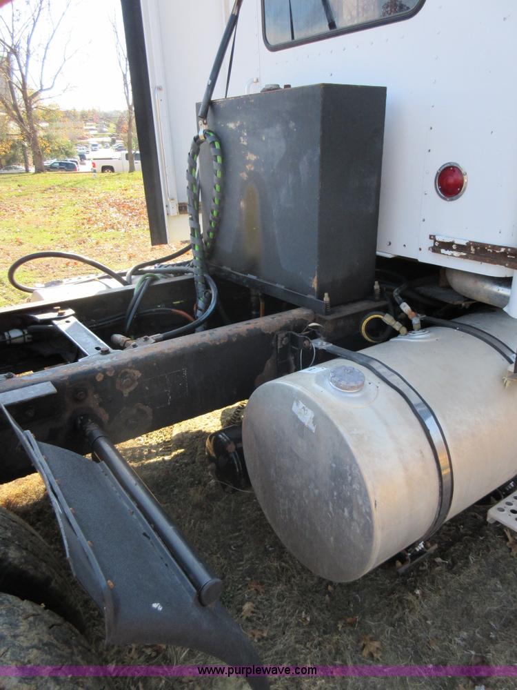 image for item L4531 2004 Kenworth T800 semi truck