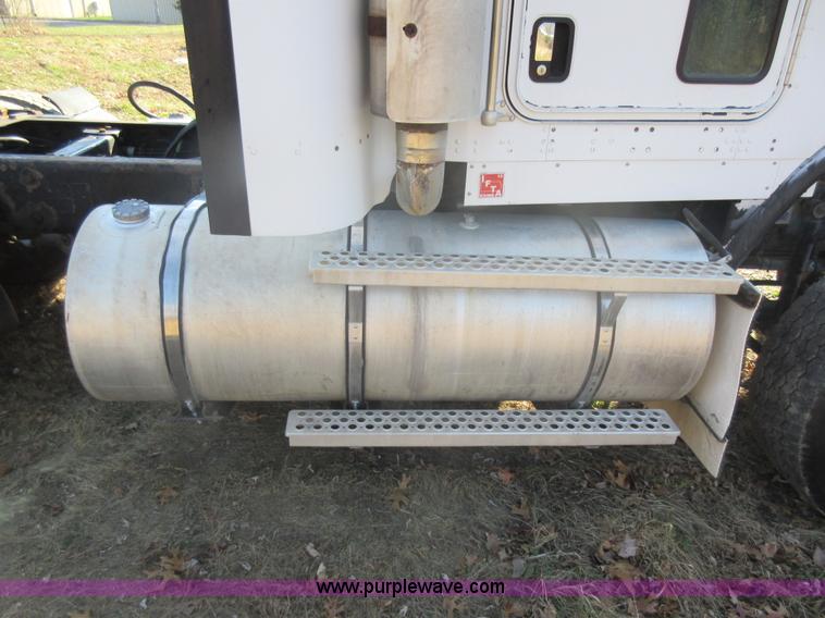 image for item L4531 2004 Kenworth T800 semi truck