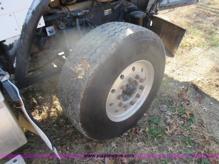 image for item L4531 2004 Kenworth T800 semi truck