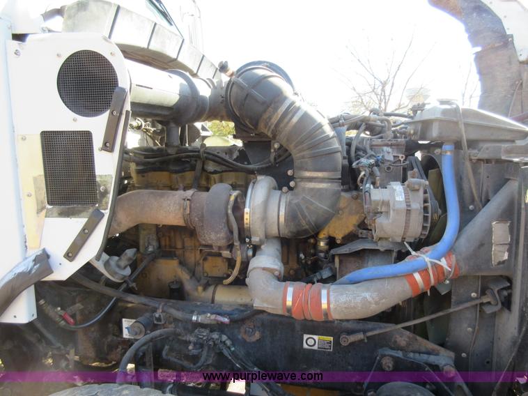 image for item L4531 2004 Kenworth T800 semi truck