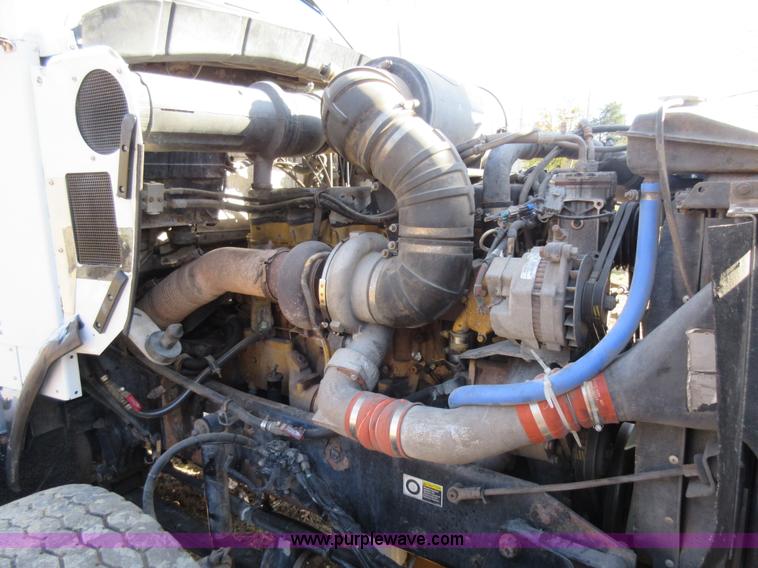 image for item L4531 2004 Kenworth T800 semi truck