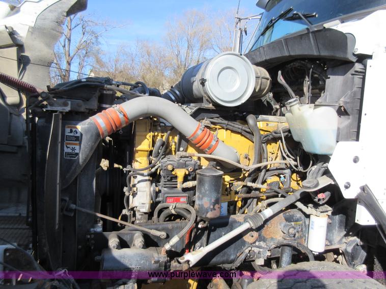 image for item L4531 2004 Kenworth T800 semi truck