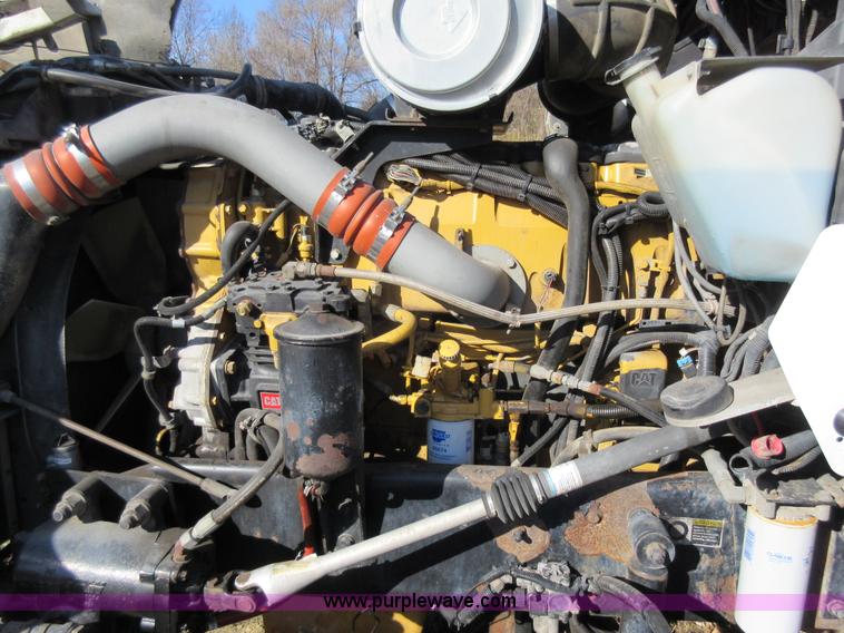 image for item L4531 2004 Kenworth T800 semi truck