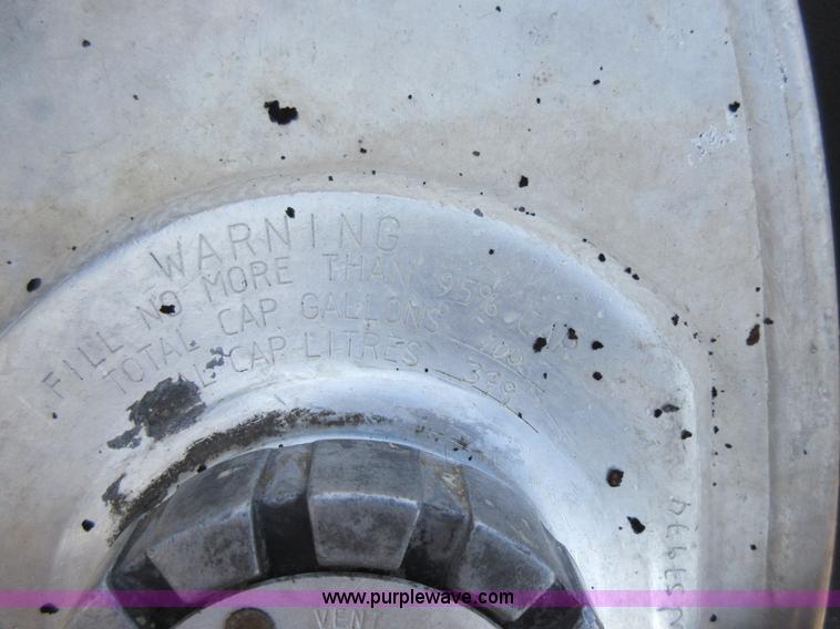 image for item L4531 2004 Kenworth T800 semi truck