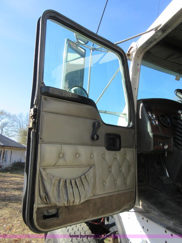 image for item L4531 2004 Kenworth T800 semi truck