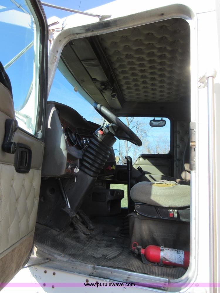 image for item L4531 2004 Kenworth T800 semi truck