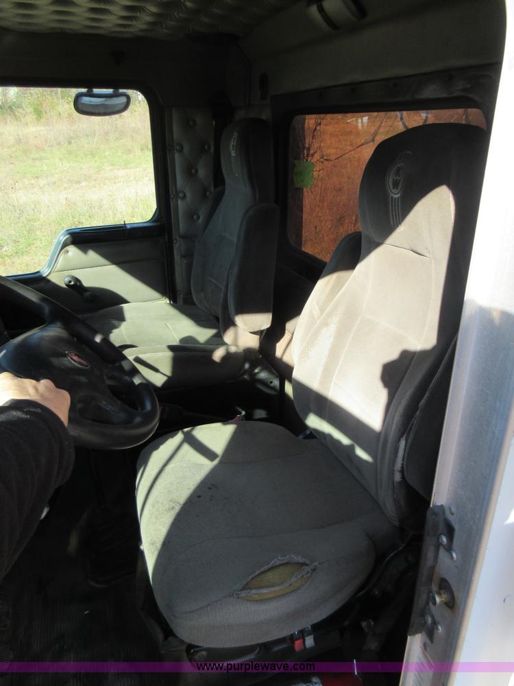 image for item L4531 2004 Kenworth T800 semi truck