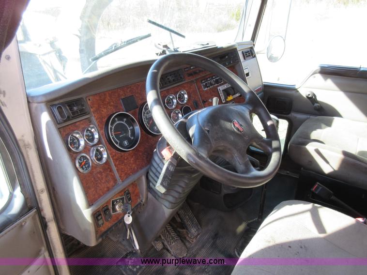 image for item L4531 2004 Kenworth T800 semi truck