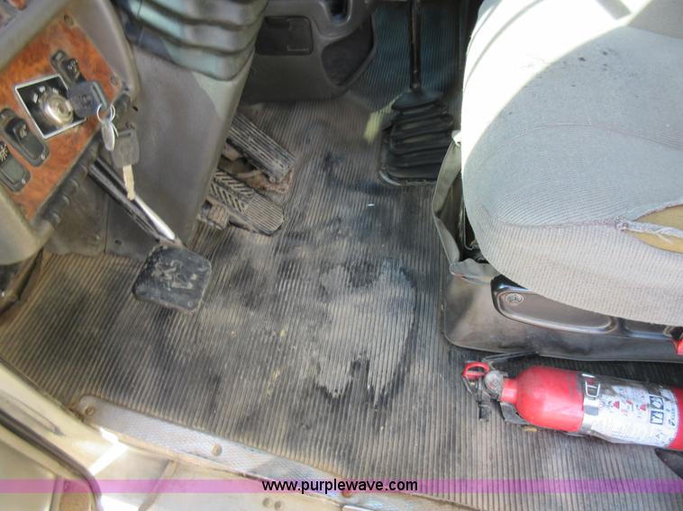 image for item L4531 2004 Kenworth T800 semi truck