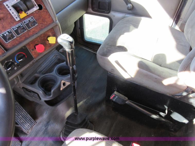 image for item L4531 2004 Kenworth T800 semi truck