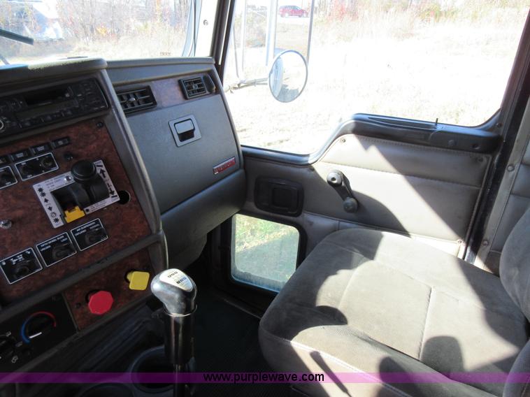 image for item L4531 2004 Kenworth T800 semi truck