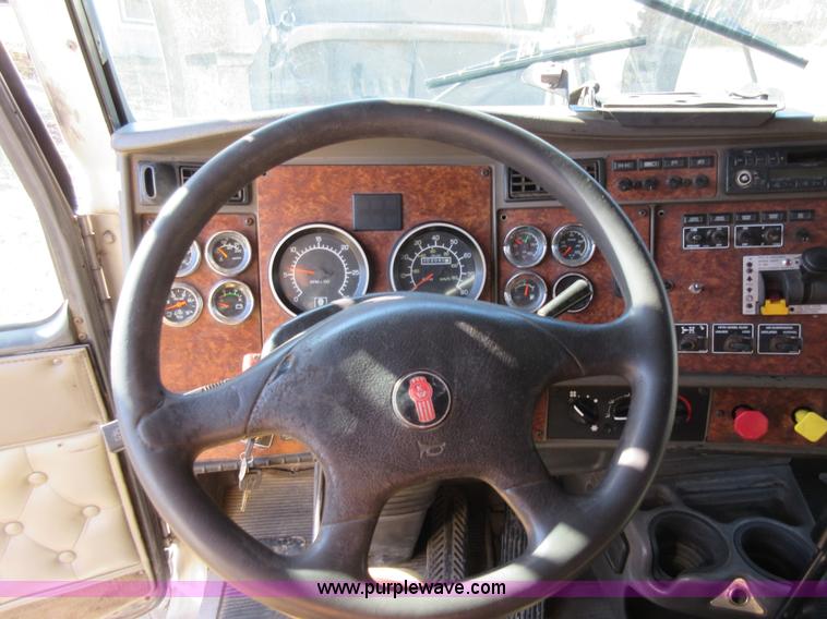 image for item L4531 2004 Kenworth T800 semi truck