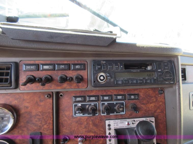 image for item L4531 2004 Kenworth T800 semi truck