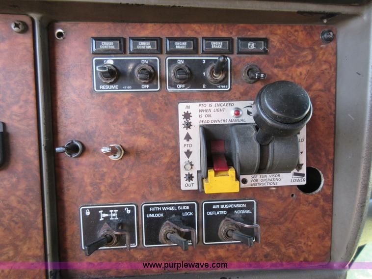 image for item L4531 2004 Kenworth T800 semi truck