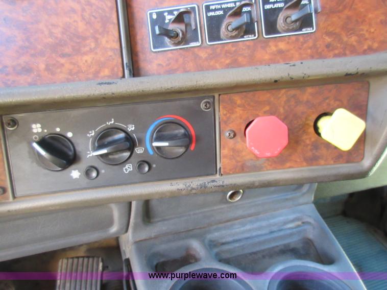 image for item L4531 2004 Kenworth T800 semi truck