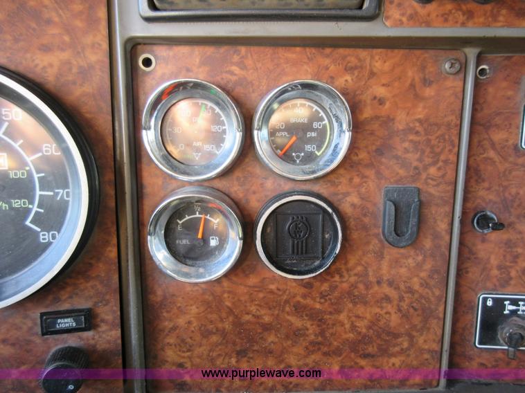 image for item L4531 2004 Kenworth T800 semi truck