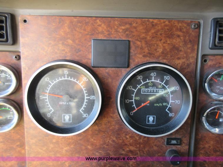 image for item L4531 2004 Kenworth T800 semi truck