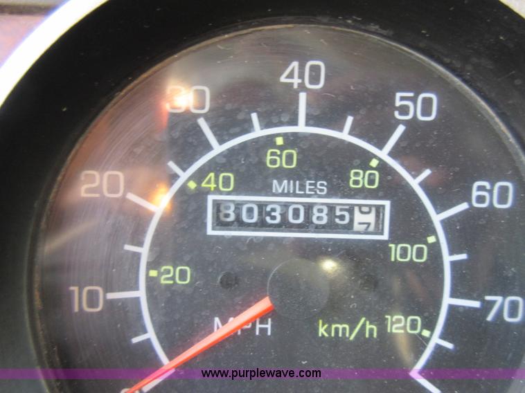 image for item L4531 2004 Kenworth T800 semi truck