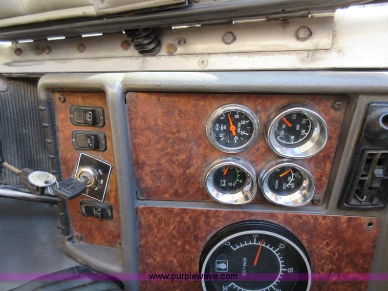 image for item L4531 2004 Kenworth T800 semi truck